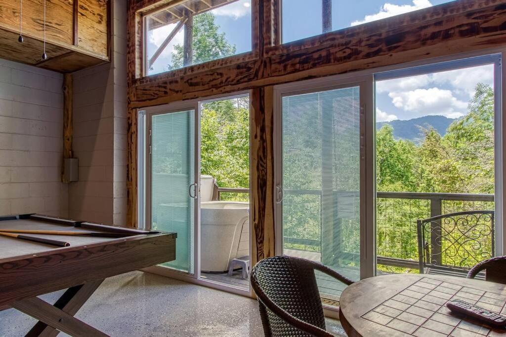 Villa The Log Castle~Stunning Mountain Views~Hot Tub Sevierville Exterior foto
